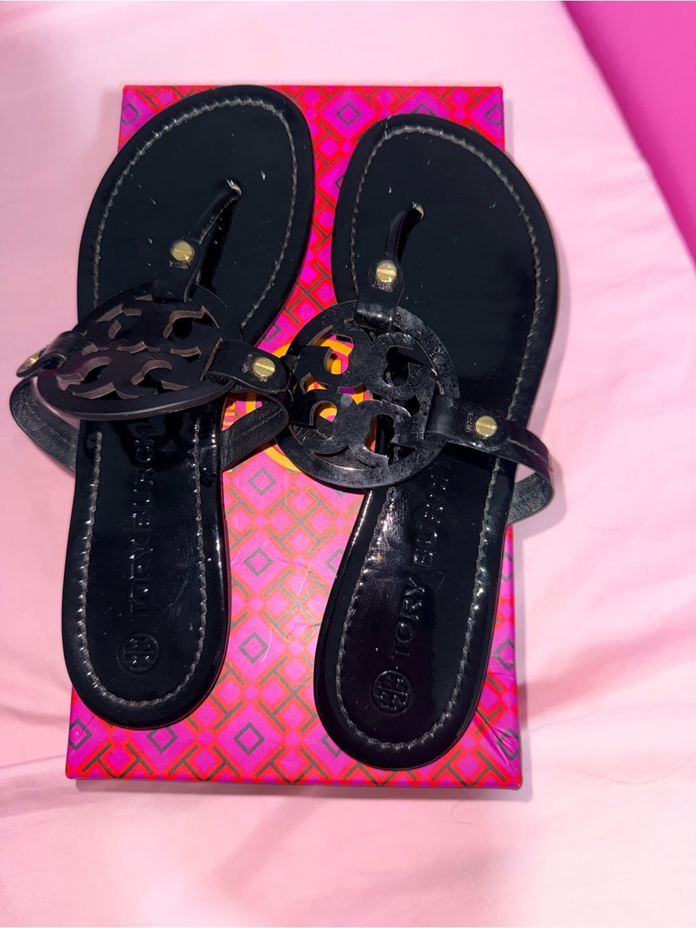 Tory Burch Women’s Black Leather Logo-Accent Thong Sandals